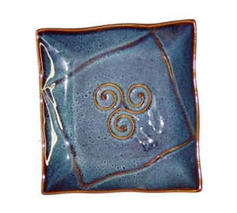 Assiette en grès artisanal décor triskell 20.5 x 20.5 cm Bleue